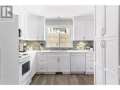 475 - 479 Eldorado Road, Kelowna, BC - Indoor Photo Showing Kitchen