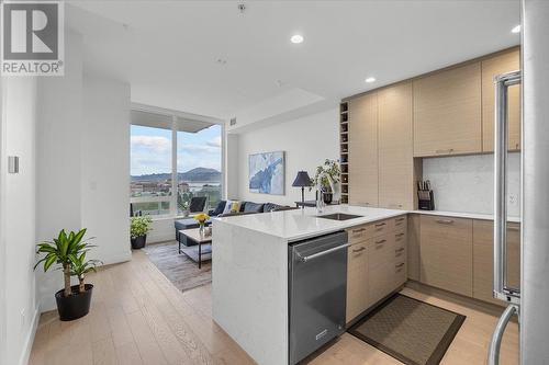 1181 Sunset Drive Unit# 706, Kelowna, BC - Indoor Photo Showing Kitchen With Upgraded Kitchen