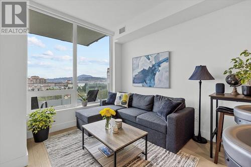 1181 Sunset Drive Unit# 706, Kelowna, BC - Indoor Photo Showing Living Room