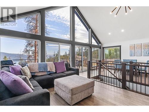 591 Moody Crescent, Vernon, BC - Indoor Photo Showing Living Room