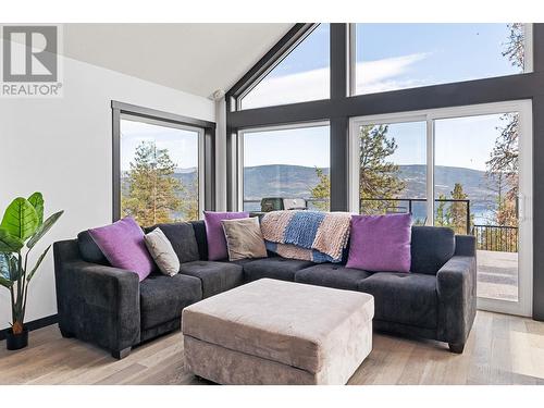 591 Moody Crescent, Vernon, BC - Indoor Photo Showing Living Room