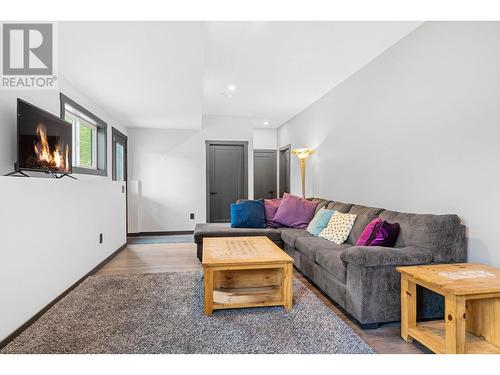 591 Moody Crescent, Vernon, BC - Indoor Photo Showing Living Room