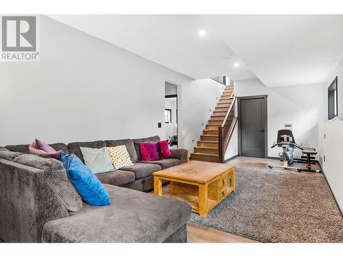 591 Moody Crescent, Vernon, BC - Indoor Photo Showing Living Room