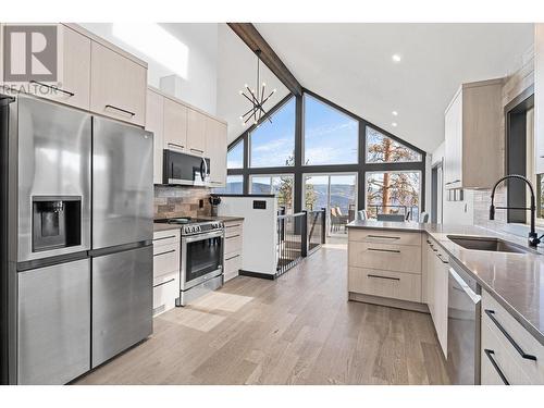 591 Moody Crescent, Vernon, BC - Indoor Photo Showing Kitchen With Upgraded Kitchen