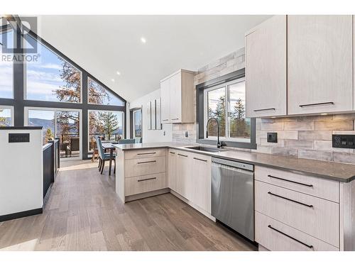 591 Moody Crescent, Vernon, BC - Indoor Photo Showing Kitchen