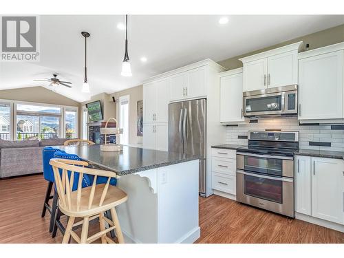 302 Arab Road, Kelowna, BC - Indoor Photo Showing Kitchen With Upgraded Kitchen