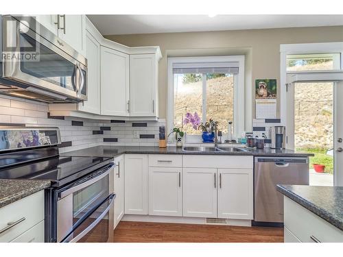 302 Arab Road, Kelowna, BC - Indoor Photo Showing Kitchen With Double Sink