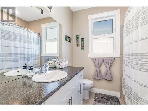 302 Arab Road, Kelowna, BC - Indoor Photo Showing Bathroom