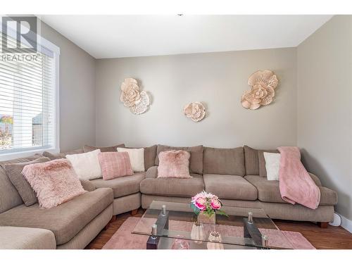 302 Arab Road, Kelowna, BC - Indoor Photo Showing Living Room