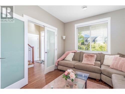 302 Arab Road, Kelowna, BC - Indoor Photo Showing Living Room