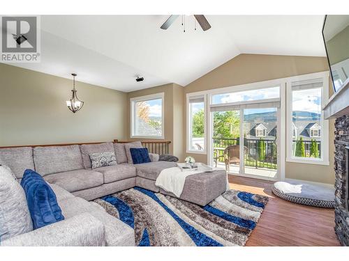 302 Arab Road, Kelowna, BC - Indoor Photo Showing Living Room