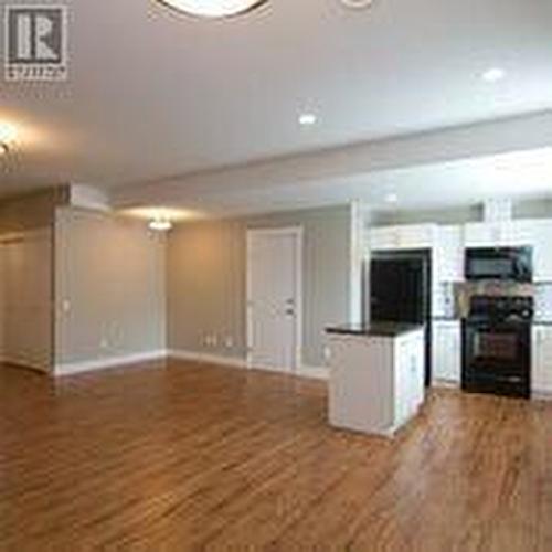 302 Arab Road, Kelowna, BC - Indoor Photo Showing Kitchen