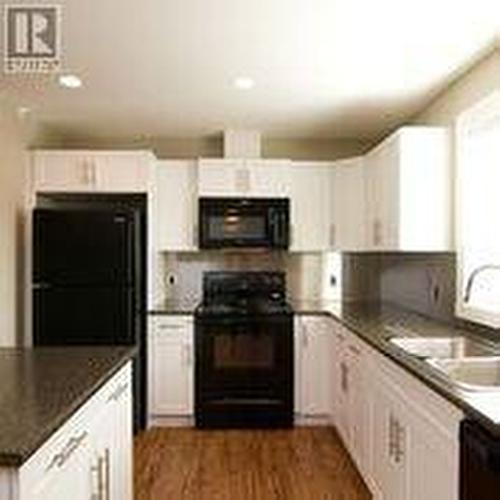 302 Arab Road, Kelowna, BC - Indoor Photo Showing Kitchen With Double Sink