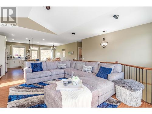 302 Arab Road, Kelowna, BC - Indoor Photo Showing Living Room