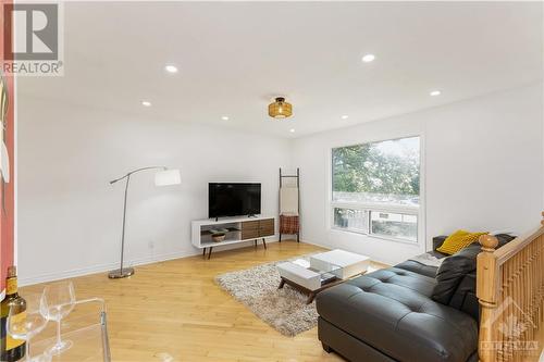 402 Montfort Street Unit#4, Ottawa, ON - Indoor Photo Showing Living Room