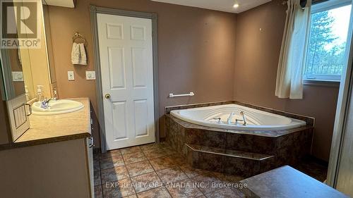 789 Highway 652 E, Cochrane, ON - Indoor Photo Showing Bathroom