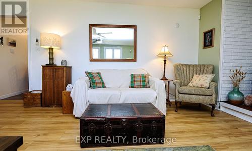 3109 Shaver Street, London, ON - Indoor Photo Showing Living Room