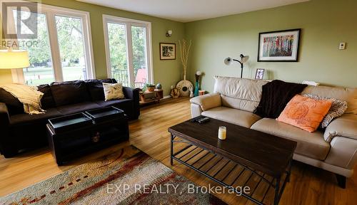 3109 Shaver Street, London, ON - Indoor Photo Showing Living Room