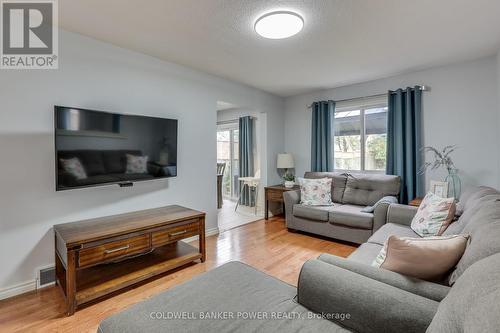 9 Ponds Edge Court, London, ON - Indoor Photo Showing Living Room