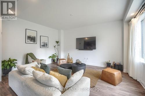 109 Sunflower Crescent, Thorold, ON - Indoor Photo Showing Living Room