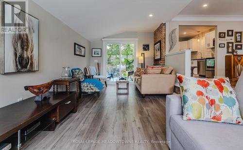 34 Clayburn Avenue, St. Catharines, ON - Indoor Photo Showing Living Room