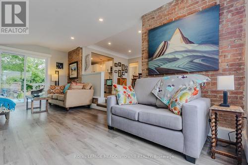 34 Clayburn Avenue, St. Catharines, ON - Indoor Photo Showing Living Room