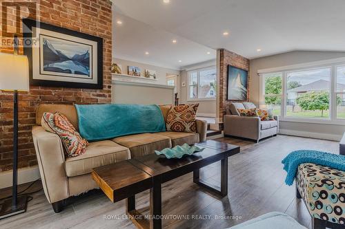 34 Clayburn Avenue, St. Catharines, ON - Indoor Photo Showing Living Room