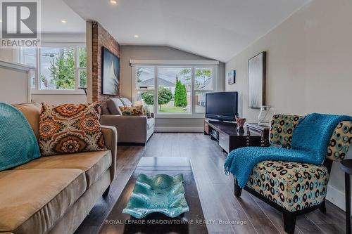 34 Clayburn Avenue, St. Catharines, ON - Indoor Photo Showing Living Room