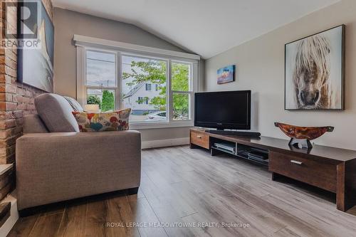 34 Clayburn Avenue, St. Catharines, ON - Indoor Photo Showing Living Room