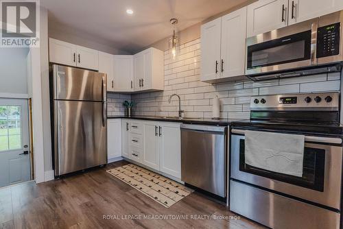 34 Clayburn Avenue, St. Catharines, ON - Indoor Photo Showing Kitchen With Upgraded Kitchen