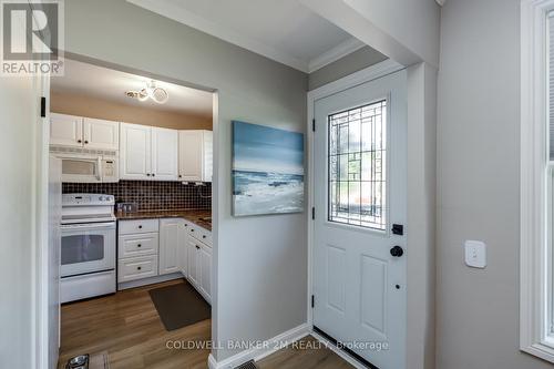 641 Montcalm Avenue, Oshawa (Vanier), ON - Indoor Photo Showing Kitchen