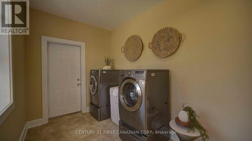 1659 Hamilton Road, London, ON - Indoor Photo Showing Laundry Room