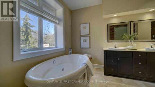 1659 Hamilton Road, London, ON - Indoor Photo Showing Bathroom