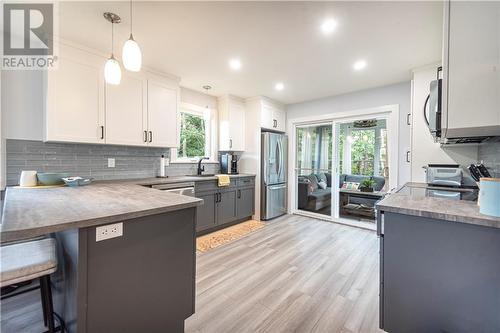 32 Flagstone Court, Riverview, NB - Indoor Photo Showing Kitchen With Upgraded Kitchen