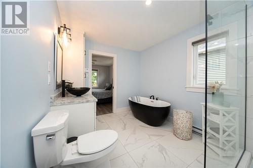 32 Flagstone Court, Riverview, NB - Indoor Photo Showing Bathroom