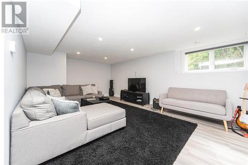 32 Flagstone Court, Riverview, NB - Indoor Photo Showing Living Room