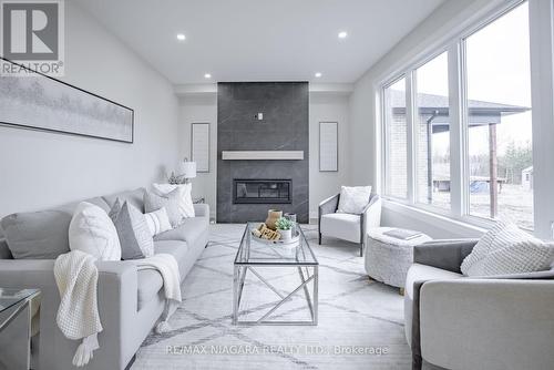 4229 Manson Lane, Lincoln, ON - Indoor Photo Showing Living Room With Fireplace