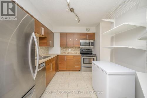 604 - 200 Robert Speck Parkway, Mississauga, ON - Indoor Photo Showing Kitchen