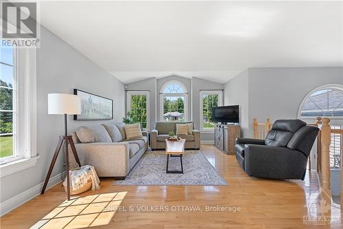 46 Kimberly Avenue, North Grenville, ON - Indoor Photo Showing Living Room