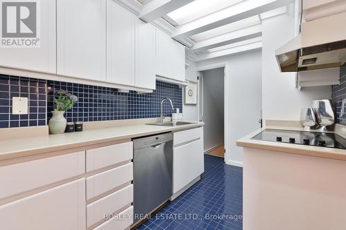 141 Sutherland Drive, Toronto, ON - Indoor Photo Showing Kitchen