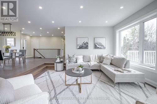 3873 Glenview Drive, Lincoln, ON - Indoor Photo Showing Living Room