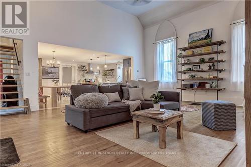 44 2Nd Avenue, Arran-Elderslie, ON - Indoor Photo Showing Living Room