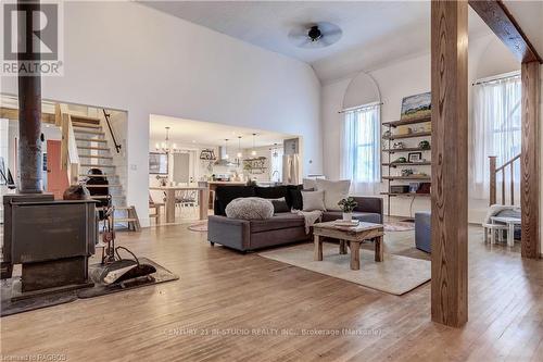 44 2Nd Avenue, Arran-Elderslie, ON - Indoor Photo Showing Living Room