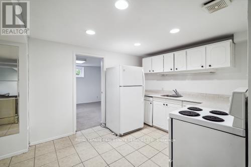 32 Dallyn Crescent, Toronto, ON - Indoor Photo Showing Kitchen