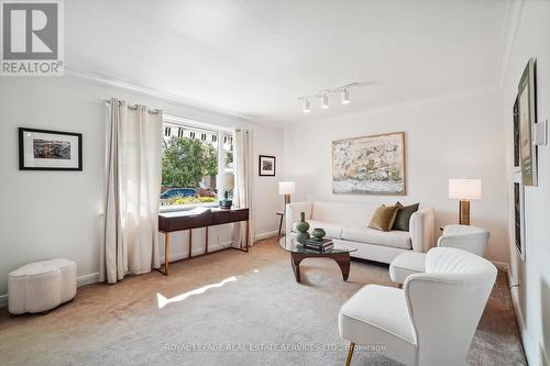 32 Dallyn Crescent, Toronto, ON - Indoor Photo Showing Living Room