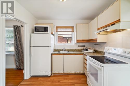 32 Dallyn Crescent, Toronto, ON - Indoor Photo Showing Kitchen