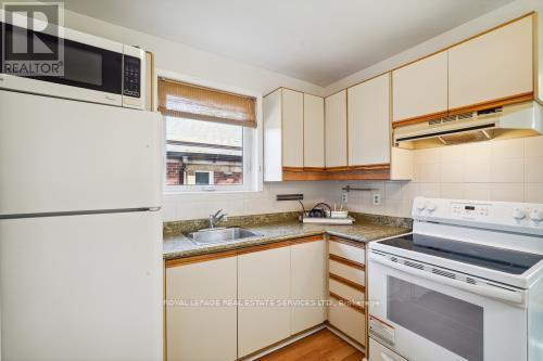 32 Dallyn Crescent, Toronto, ON - Indoor Photo Showing Kitchen