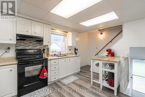 4584 Sixth Avenue, Niagara Falls, ON - Indoor Photo Showing Kitchen With Double Sink