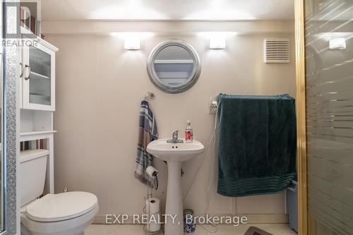 4584 Sixth Avenue, Niagara Falls, ON - Indoor Photo Showing Bathroom