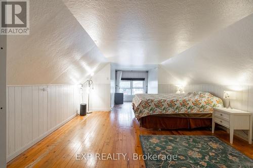 4584 Sixth Avenue, Niagara Falls, ON - Indoor Photo Showing Bedroom